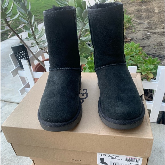 UGG
ITEM:CLASSIC SHORT II
COLOR: Black
SIZE: 6 - Picture 4 of 12
